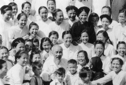 Non sông gấm vóc Việt Nam do phụ nữ ta, trẻ cùng già, ra sức dệt thêu mà thêm tốt đẹp, rực rỡ