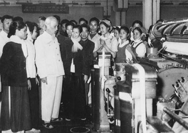 Lời Bác Hồ dạy ngày này năm xưa: ‘‘Muốn thi đua có kết quả tốt, thì đầu óc cần phải suy nghĩ tìm tòi, cũng như tay chân phải cần cù nhanh nhẹn”