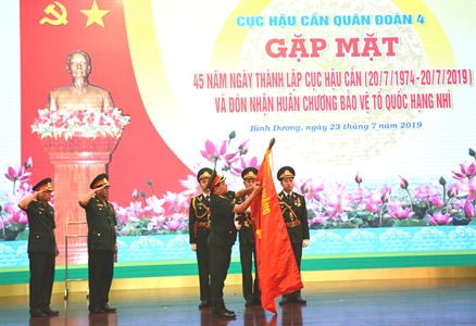 Cục Hậu cần Quân đoàn 4 đón nhận Huân chương bảo vệ Tổ quốc hạng Nhì