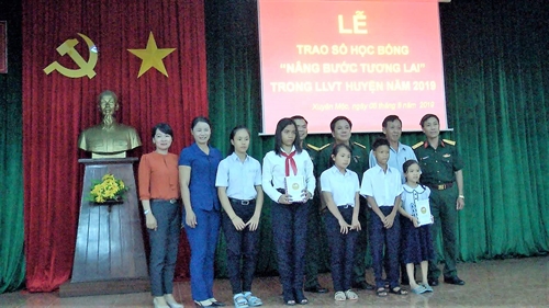 Ban CHQS huyện Xuyên Mộc, tỉnh BR-VT trao học bổng “Nâng bước em đến trường”