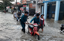 LLVT huyện Nhà Bè giúp dân chống triều cường