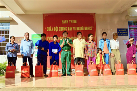 LLVT tỉnh BR-VT thực hiện chương trình công tác dân vận "Quân đội chung tay vì người nghèo"