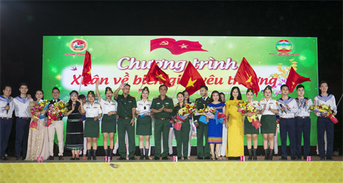 Ấm áp chương trình nghệ thuật “Xuân về biên giới yêu thương”