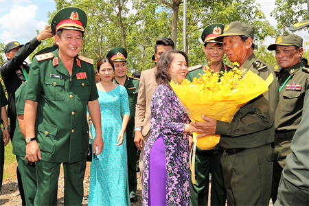 Một số vấn đề về phát triển kinh tế gắn với tăng cường tiềm lực quốc phòng và an ninh trên địa bàn Quân khu 7