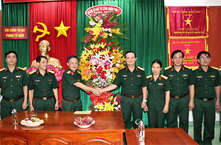 Chính ủy Quân khu chúc mừng Ngày truyền thống Ngành Tổ chức xây dựng Đảng