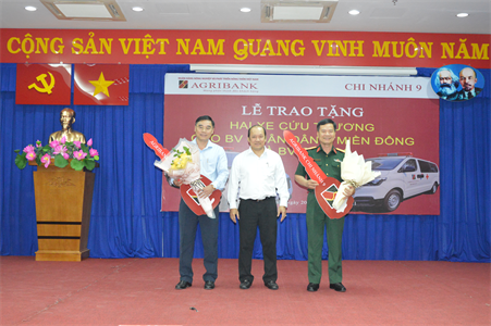 Ngân hàng Agribank – Chi nhánh Quận 9 tặng xe cứu thương cho Bệnh viện Quân dân y miền Đông
