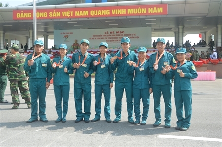 Những chiến sĩ sao vuông giành Huy chương tại Hội thao bắn súng quân dụng toàn quân năm 2016.