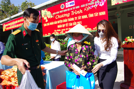 Sư đoàn 5 tặng quà Tết 50 gia đình giáo dân