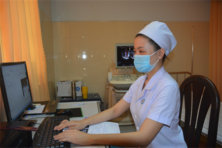 Nữ y sĩ tình nguyện nhập ngũ