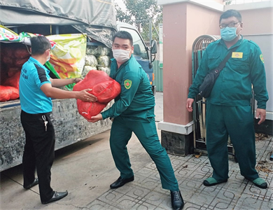 Dân quân phường 6, quận Tân Bình chung tay tiêu thụ nông sản giúp người dân tỉnh Hải Dương.