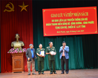 Tặng sách và phương tiện nghe nhìn cho LLVT tỉnh Bình Phước