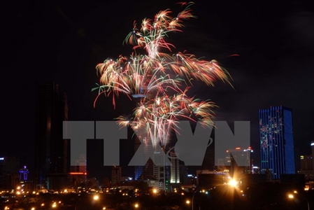 Thành phố Hồ Chí Minh bắn pháo hoa trong dịp Tết 2017