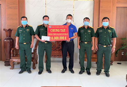 Đoàn thanh niên Công ty Nhôm Lâm Đồng tặng 40 triệu đồng cho lực lượng phòng chống dịch