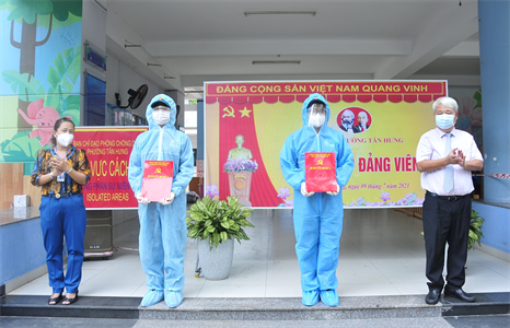 Kết nạp Đảng cho dân quân tại khu cách ly phòng, chống dịch