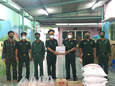 Ban CHQS huyện Bình Chánh thăm, động viên lực lượng hỗ trợ huyện phòng, chống dịch