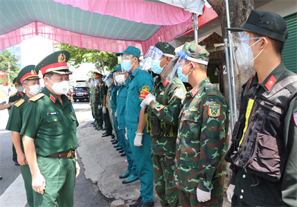 Bàn giao chức vụ tạm thời của Chính ủy Bộ CHQS tỉnh Bình Dương