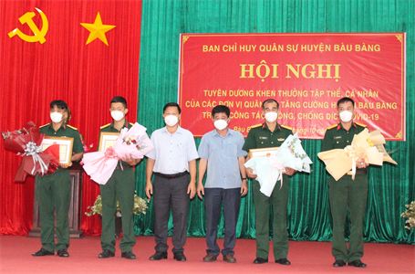 Ban CHQS huyện Bàu Bàng khen thưởng lực lượng hỗ trợ địa phương phòng, chống dịch