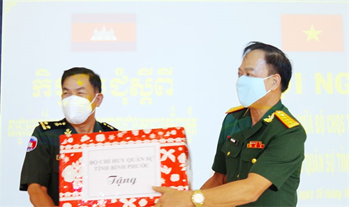 Bộ CHQS Bình Phước và Tiểu khu quân sự Kratie ký kết phối hợp hoạt động