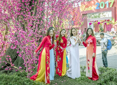 Mặc áo dài ngày tết - Sự trở lại của một giá trị truyền thống