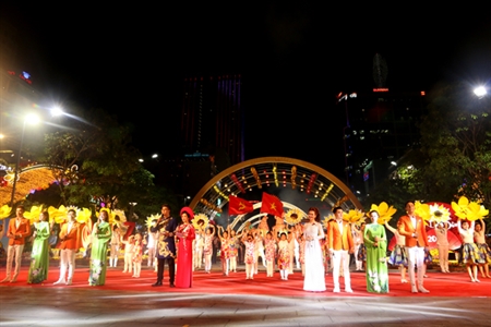 Rực rỡ Đường hoa Nguyễn Huệ Tết Đinh Dậu 2017