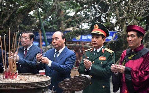 Chủ tịch nước Nguyễn Xuân Phúc dâng hương tưởng niệm các Vua Hùng