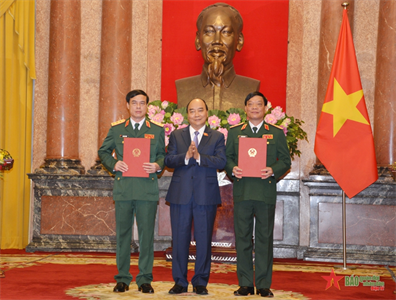 Trao quyết định thăng quân hàm từ Trung tướng lên Thượng tướng cho hai sĩ quan cao cấp trong Quân đội