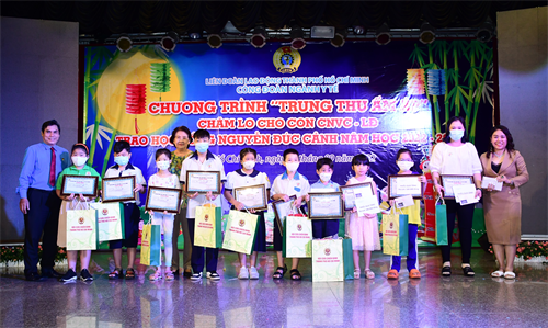 Hội Cựu chiến binh TPHCM phối hợp tặng quà chương trình “Trung thu ấm áp” của Công đoàn ngành Y tế TPHCM