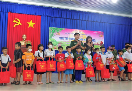 Khối quần chúng LLVT Quân khu 7 phối hợp tổ chức chương trình “Vầng trăng yêu thương”