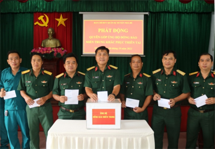 Ban Chỉ huy Quân sự huyện Nhà Bè quyên góp ủng hộ đồng bào miền Trung