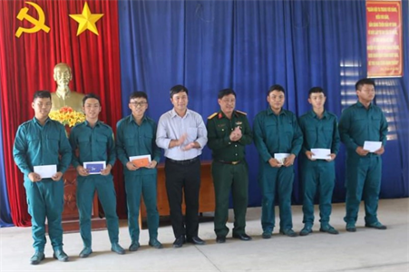 Lãnh đạo thị xã Tân Uyên thăm, tặng quà Đại đội dân quân cơ động