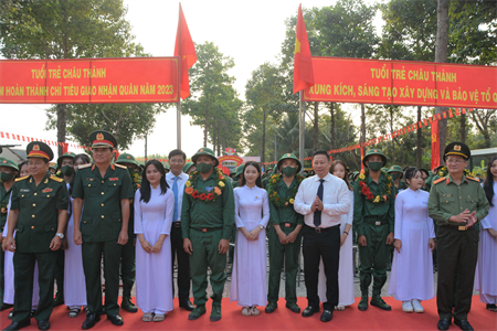 Thiếu tướng Võ Văn Thi, Phó Tư lệnh Quân khu dự lễ giao, nhận quân tại huyện Châu Thành, tỉnh Tây Ninh