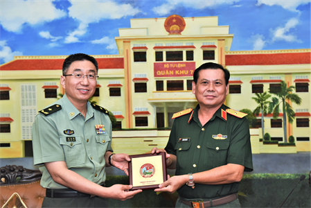 Thiếu tướng Đặng Văn Lẫm tiếp Phó Chủ nhiệm Văn phòng Hợp tác quân sự quốc tế, Quân ủy Trung ương Trung Quốc