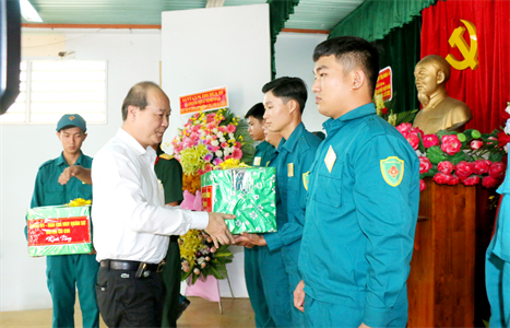 Huyện Củ Chi trao quyết định hoàn thành nghĩa vụ dân quân và họp mặt ngày Truyền thống Dân quân tự vệ