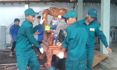Ban CHQS huyện Nhơn Trạch giúp dân khắc phục lũ trong đêm