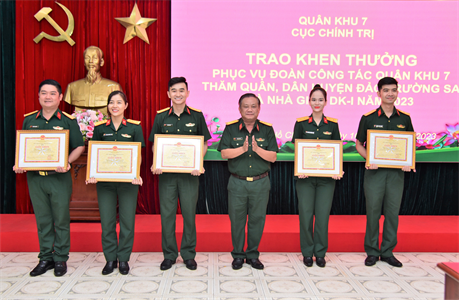 Cục Chính trị Quân khu khen thưởng phục vụ đoàn công tác Quân khu 7 thăm quân, dân huyện đảo Trường Sa và Nhà giàn DK-I