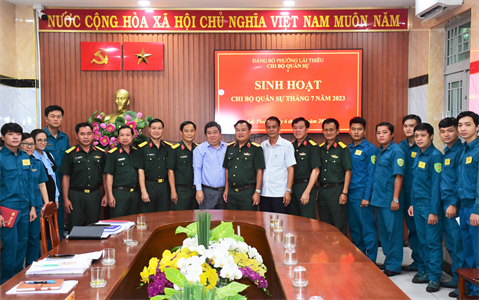 Thiếu tướng Trần Vinh Ngọc, Phó Chính ủy Quân khu dự sinh hoạt Chi bộ Quân sự phường Lái Thiêu, thành phố Thuận An, tỉnh Bình Dương