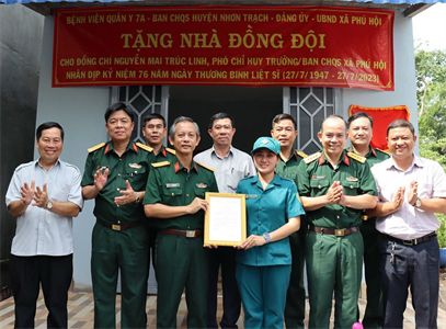Bệnh viện Quân y 7A khám bệnh, cấp thuốc, tặng quà cho gia đình chính sách huyện Nhơn Trạch, tỉnh Đồng Nai