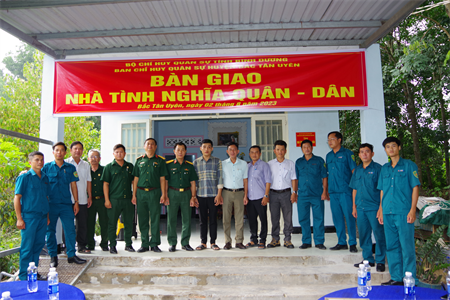 Ban CHQS huyện Bắc Tân Uyên bàn giao “Nhà tình nghĩa quân - dân”