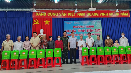 LLVT quận Bình Thạnh phối hợp thực hiện Chương trình “nghĩa tình biên giới”