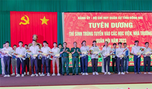 Đảng ủy, Bộ CHQS tỉnh Đồng Nai tuyên dương thí sinh trúng tuyển học viện, nhà trường Quân đội