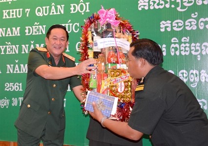 ​Bộ Tư lệnh Quân khu 7 Chúc tết Chol’Năm Th’Mây các đơn vị Quân đội Hoàng gia Campuchia
