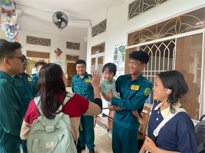 Ban CHQS phường Đa Kao, Quận 1 tặng quà trẻ mồ côi, khuyết tật