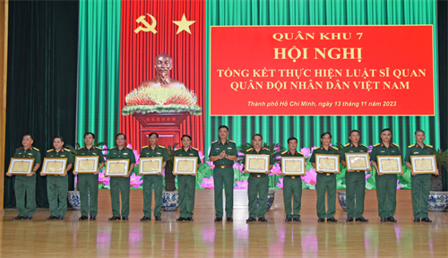 Tổng kết Luật Sĩ quan Quân đội nhân dân Việt Nam: Xây dựng đội ngũ cán bộ và sĩ quan trong LLVT Quân khu vững mạnh