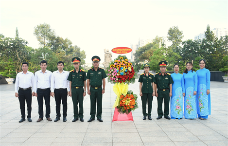 Công ty Đông Hải viếng Nghĩa trang Liệt sĩ thành phố Hồ Chí Minh
