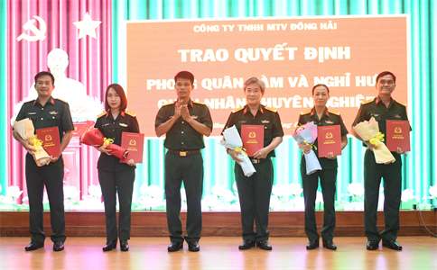 Công ty Đông Hải trao quyết định phong quân hàm và quyết định nghỉ chuẩn bị hưu quân nhân chuyên nghiệp