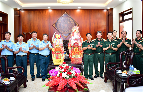 Thiếu tướng Đặng Văn Hùng chúc Tết các đơn vị Bộ Quốc phòng trên địa bàn TP.HCM