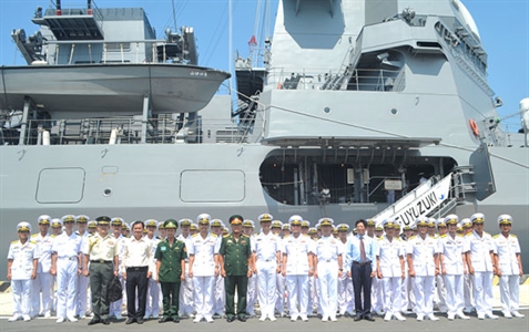 Tàu hộ vệ Fuyuzuki thuộc Lực lượng Tự vệ trên biển Nhật Bản thăm Việt Nam