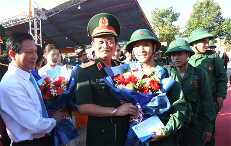Trung tướng Trần Hoài Trung, Chính ủy Quân khu 7 dự Lễ giao nhận quân tại tỉnh Bà Rịa - Vũng Tàu