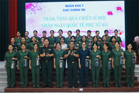 Cục Chính trị Quân khu 7 động viên nữ chiến sĩ mới nhân dịp 8/3