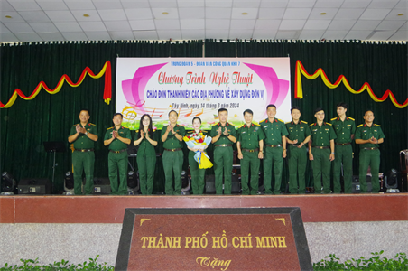 Đoàn Văn công Quân khu 7 biểu diễn nghệ thuật phục vụ cán bộ, chiến sĩ Trung đoàn 5